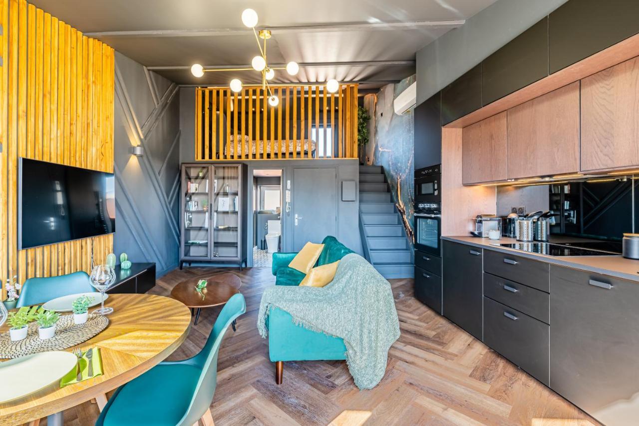 Loft En Ville - Duplex Terrasse Coeur Historique Avec Vue Degagee & Parking Souterrain Offert La Ciotat Exterior photo